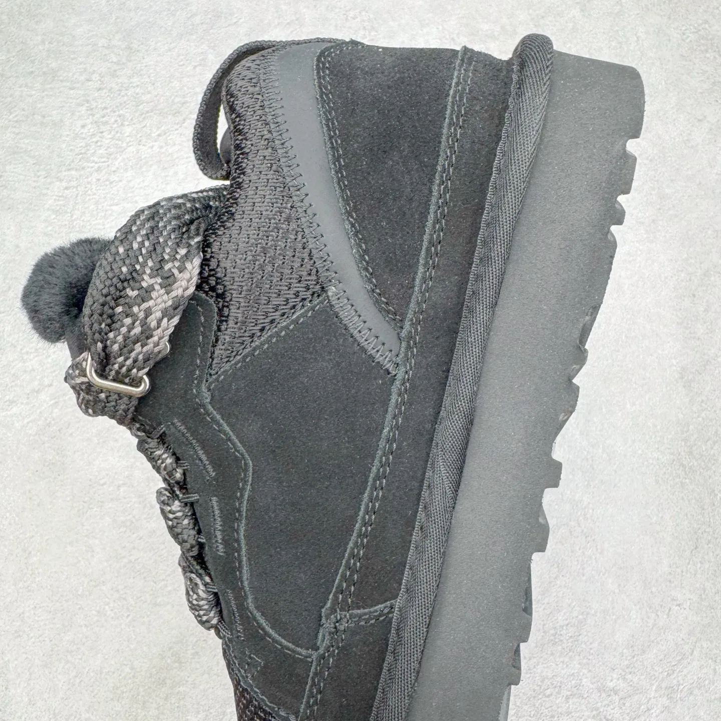 Pick up locally 💰600 UGG 4032 Meyer autumn and winter sheepskin and fur integrated snow boots. All shoes are made from the same factory as ZP. Longfeng A-grade Australian imported sheepskin and fur integrated men's and women's boots. Brand OEM production line. Fully follow the ZP process. OEM original pattern maker. Adhering to the principle of no original shoes and no development selection. Pay attention to every detail. The most authentic version on the market TREADLITE "Light Wing" technology outsole. Lightweight/durable/flexible/pile size: 35 36 37 38 39 40 41 42 43 44 45 Coding: by3936010